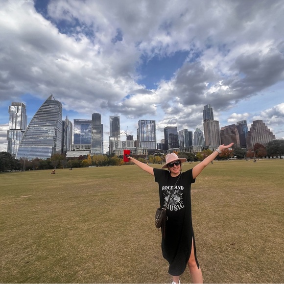 Meet your Posher, Caitlin - Picture 6 of 6